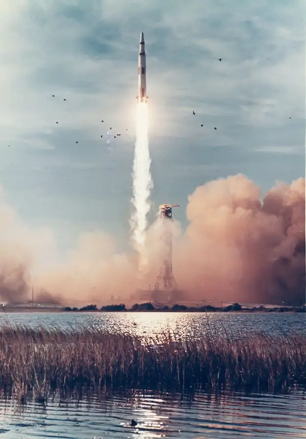 1968, 21 декабря. Старт «Аполлона-8».  В ходе полёта люди впервые достигли другого небесного тела, Луны, и вышли на её орбиту. Полёт ознаменовал начало новой эры в исследованиях космического пространства и в истории человечества