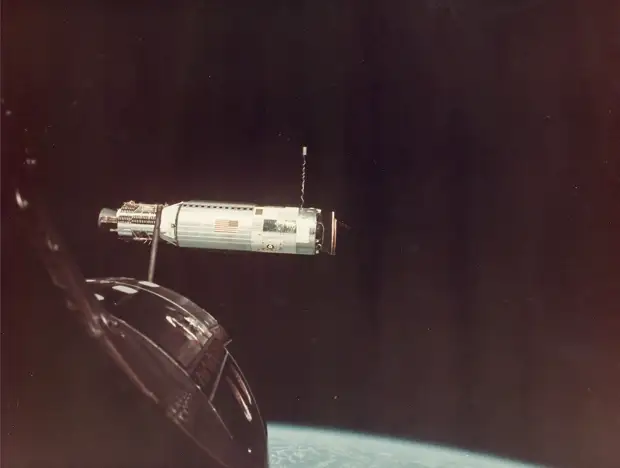 1966, июль.  Произведена стыковка с мишенью «Аджена-X». С помощью двигателей «Аджены» осуществлён переход на более высокую орбиту для сближения с мишенью «Аджена-VIII»