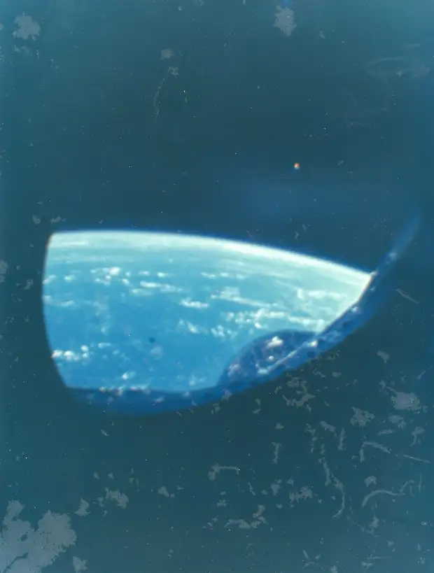 25. 1965, февраль. Снимки Земли из космоса с борта «Джемини-2» — американского беспилотного космического корабля. Основной целью полёта являлись проверка и регулировка всех систем корабля, проверка ракеты-носителя и систем мягкой посадки