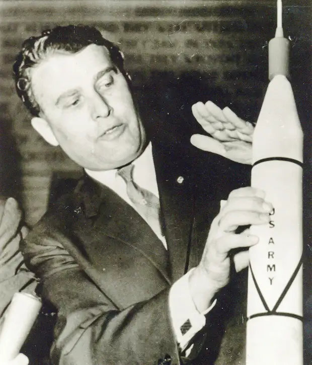 09. 1958, февраль. Научная группа Вернер фон Браун празднует успех «Эксплорер-1» и открытие радиационных поясов вокруг Земли названных поясами ван Аллена.