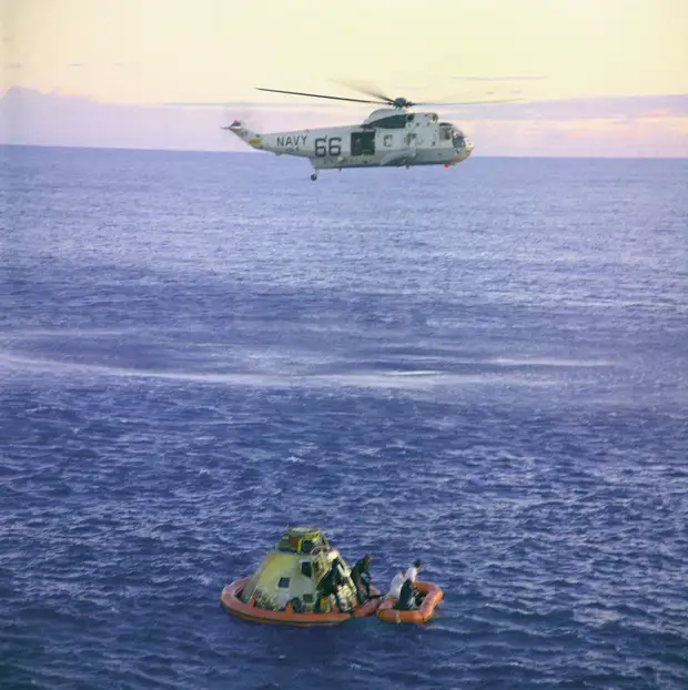 1969, 26 мая. Спуск отсека экипажа на парашютах наблюдали с корабля и передавали по телевидению. Приводнение произошло через 40 минут после восхода Солнца в месте посадки.Астронавты открыли люк, были подняты на борт вертолёта и доставлены на авианосец