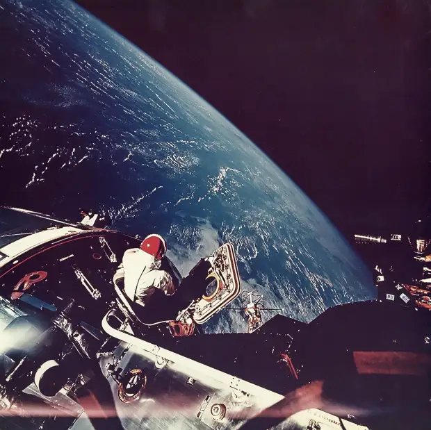 1969, 3 марта.  Туннели-лазы были наполнены кислородом. Скотт открыл люк и убедился в правильности срабатывания захватов стыковочного узла, после чего соединил электрические цепи основного и лунного модулей. На снимке Дэвид Скотт смотрит на Землю