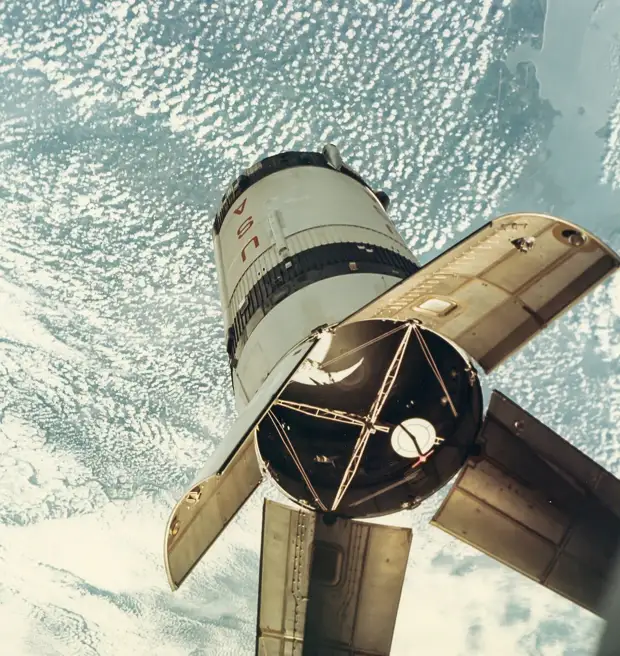 1968, октябрь.  Причаливание «Аполлона-7» ко второй ступени ракеты-носителя до расстояния 1—2 метра