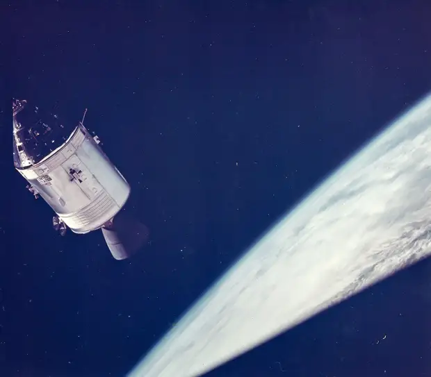 1969, 3 марта. «Аполлон-9»— пилотируемый космический корабль, совершивший первый испытательный полёт в полной конфигурации (командный и лунный модули), в ходе подготовки экспедиций на Луну.  На снимке КМ «Гамдроп», вид из ЛМ «Спайдэр»