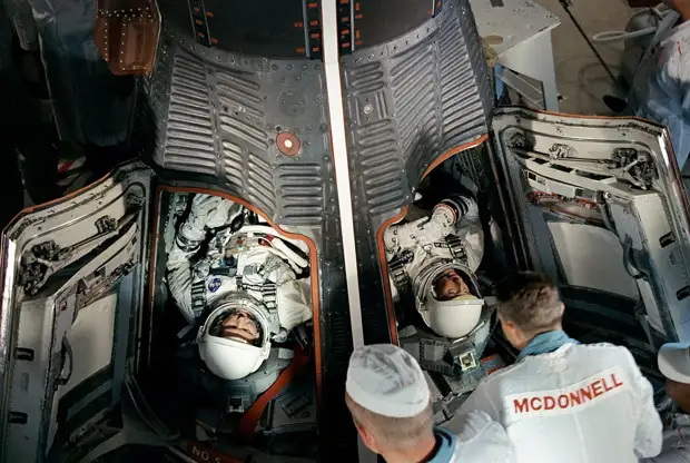 1965, 21 августа.  Космонавты Л. Гордон Купер (слева) и Чарльз Конрад перед стартом. Основные задачи — проверка возможности корабля совершать многодневные полёты, а также исследование долговременного влияния невесомости на организм человека
