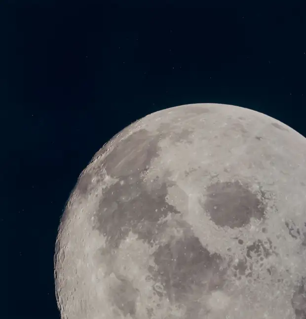1969. май. Сразу после перехода на траекторию полёта к Земле астронавты провели сеанс цветного телевидения длительностью 53 минуты, в ходе которого показывалась постепенно удаляющаяся Луна. Некоторое время была видна обратная сторона Луны