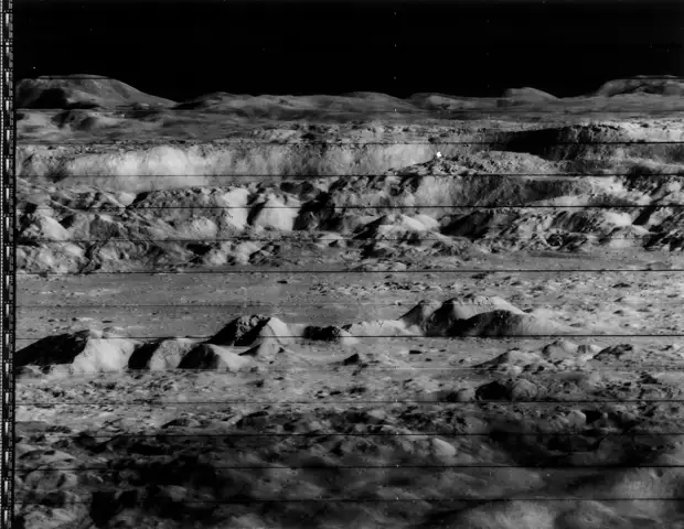 1966, ноябрь. Лунар орбитер-2. В число основных задач миссии входило получение детальных фотоснимков лунной поверхности для определения мест безопасной посадки космических аппаратов «Аполлон» и «Сервейер». На снимке кратер Коперника