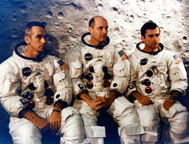 1969, май. Экипаж «Аполлона-10». Командир — Томас Стаффорд, 3-й полет. Пилот командного модуля — Джон Янг, 3-й полет. Пилот лунного модуля — Юджин Сернан, 2-й полет