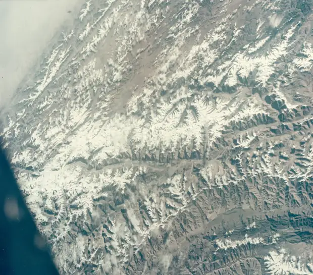 38. 1965, август. Китай из космоса в районе границы Кашмира и провинции Сычуань во время полета «Джемини»-5