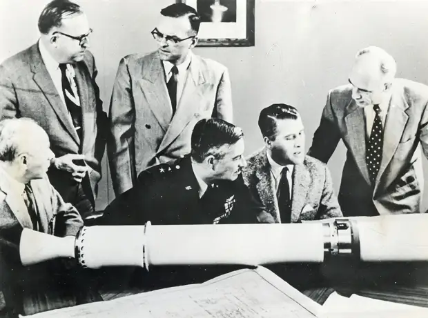 11. 1958, февраль. Научная группа Вернер фон Браун празднует успех «Эксплорер-1» и открытие радиационных поясов вокруг Земли названных поясами ван Аллена.