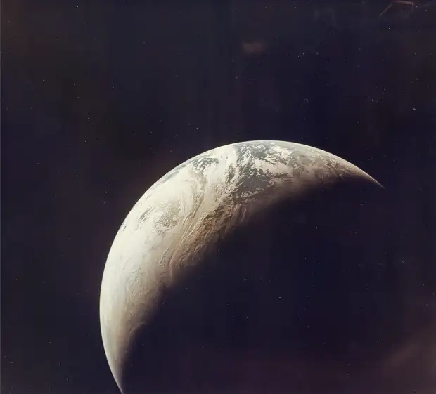 1967, 9 ноября. Первая цветная фотография полумесяца Земли из окна беспилотного космического корабля «Аполлон-4»