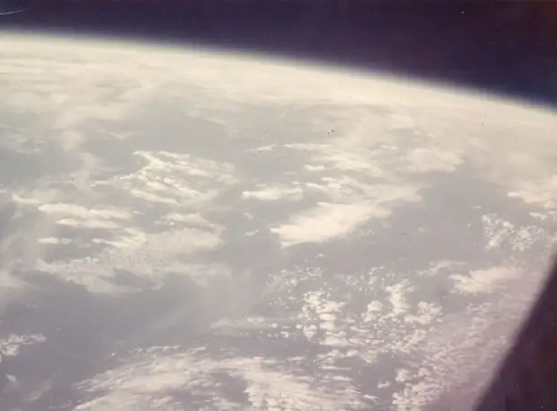 22. 1962, 20 февраля. Первая фотография из космоса сделанная человеком во время полета Джона Гленна на «Меркурии-Атласе»-6 (Friendship 7).