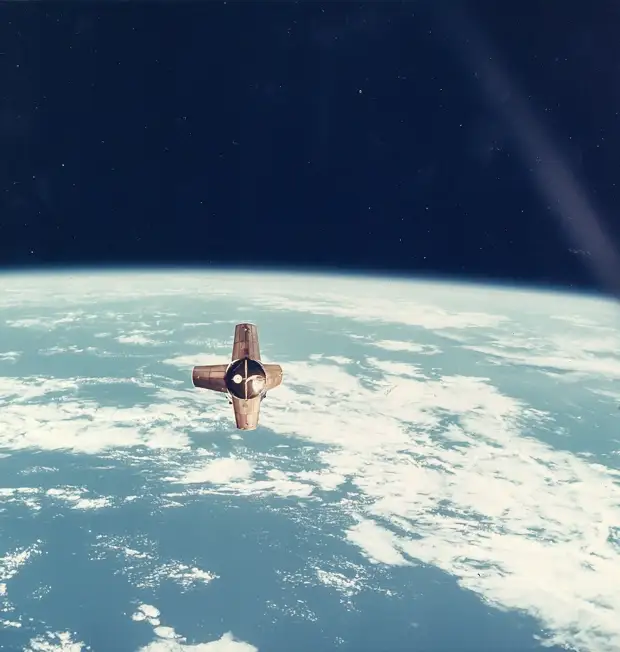 1968, октябрь. Причаливание «Аполлона-7» ко второй ступени ракеты-носителя до расстояния 1—2 метра