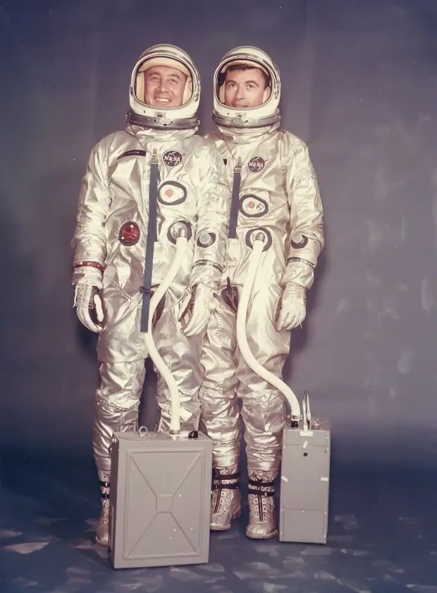27. 1965, март. Портрет первого экипажа космического корабля серии «Джемини» Вирджила Гриссома и Джона Янга