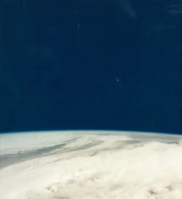 1968, 4 апреля. «Аполлон-6» — второй и последний беспилотный экспериментальный полет ракеты «Сатурн-5» в рамках программы «Аполлон». Ракета стартовала 4 апреля 1968 года. На снимке земной горизонт заснятый «Аполлоном-6»