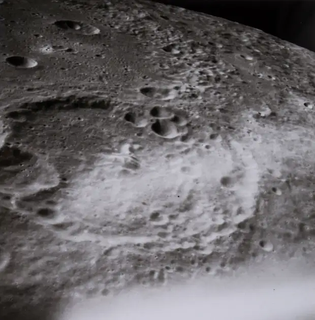 1969. май. Орбитальные пейзажи снятые сквозь левое окно КМ. На снимке кратер Менделеева на обратной стороне Луны