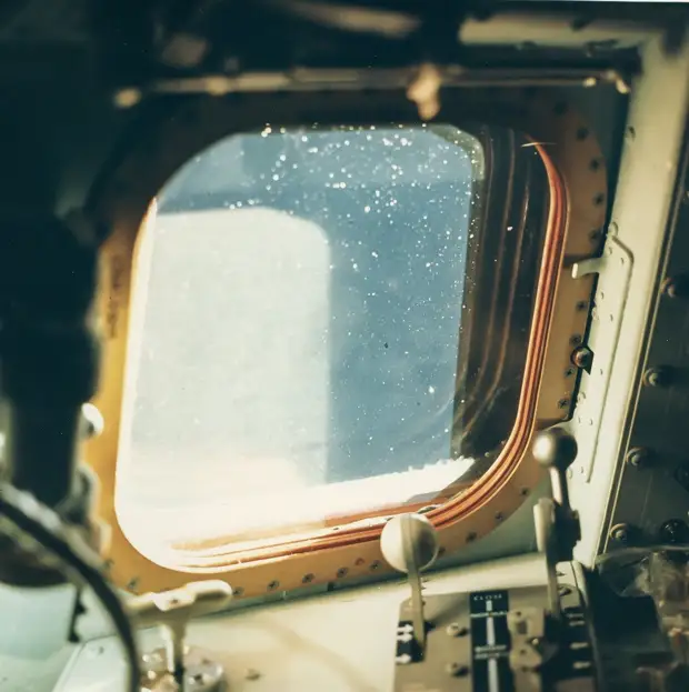 1968. октябрь.  Окно кабины командного модуля «Аполлона-7»