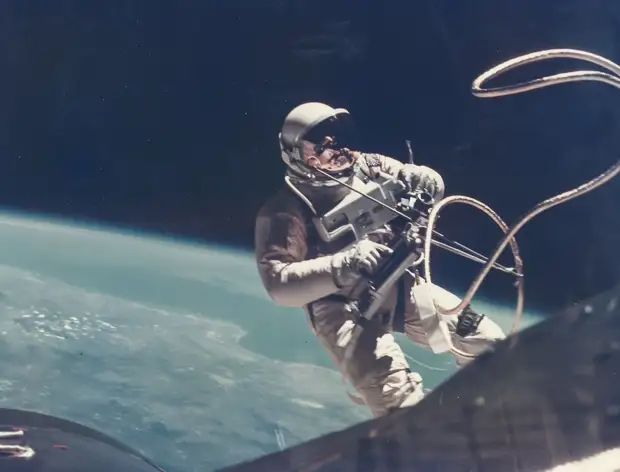 31. 1965, 3 июня. Первый выход американского астронавта в открытый космос. Ред Уайт уплывает от космического корабля «Джемини»-4