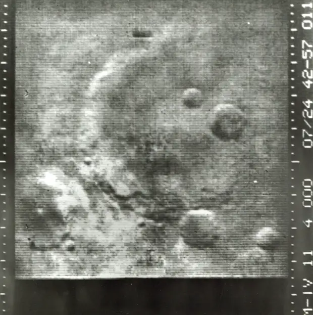 1965, июль. Маринер-4 совершил 14-15 июля 1965 года первый успешный облет Марса и стал первым космическим аппаратом, который сделал снимки другой планеты с близкого расстояния и передал их на Землю. Качество полученных снимков Марса было низким