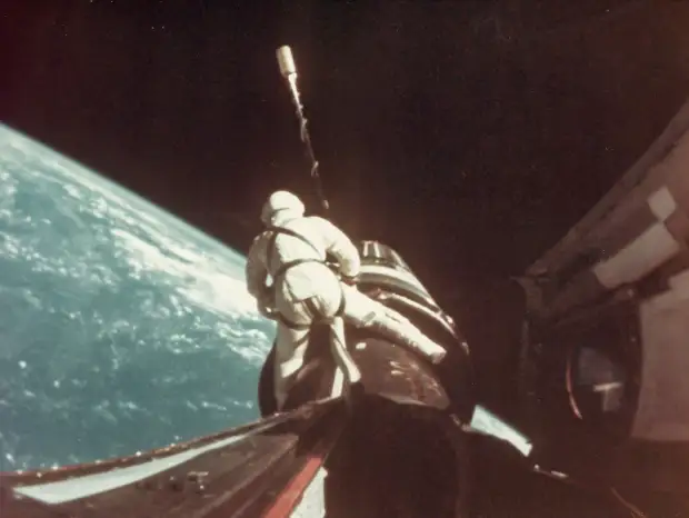 1966, сентябрь. После стыковки, Ричард Гордон произвёл выход в открытый космос, в ходе которого прикрепил 30-метровый трос к кораблю «Джемини» и корпусу «Аджены». Выход досрочно прекращён из-за крайнего утомления астронавта