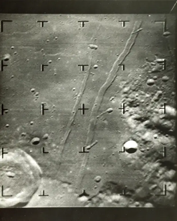 1965, февраль. Станция Рейнджер-8 запущена 17 февраля 1965 года. В общей сложности аппарат имел 6 телевизионных камер. Целью полёта Рейнджера-8 было передача чётких фотографий лунной поверхности в последние минуты полёта перед жёсткой посадкой. На снимке изображение Моря Спокойствия