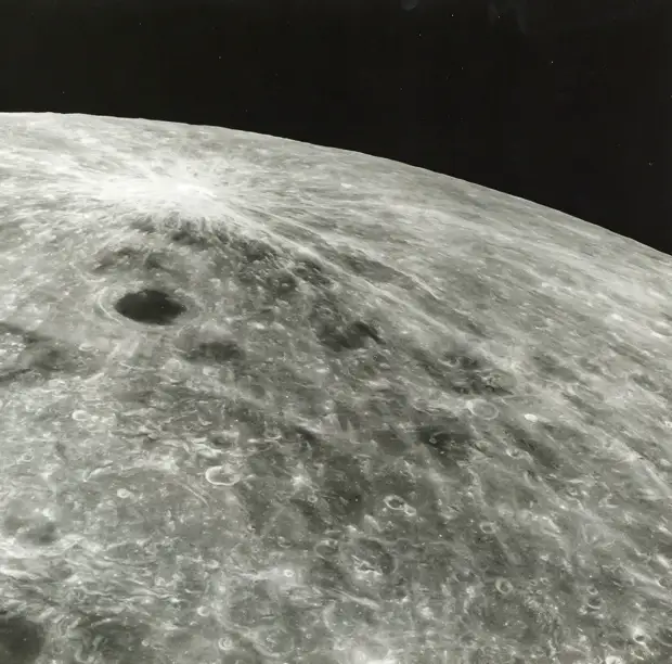 1968, декабрь. Лунный пейзаж возле кратера Джордано Бруно  с борта корабля «Аполлон-8»