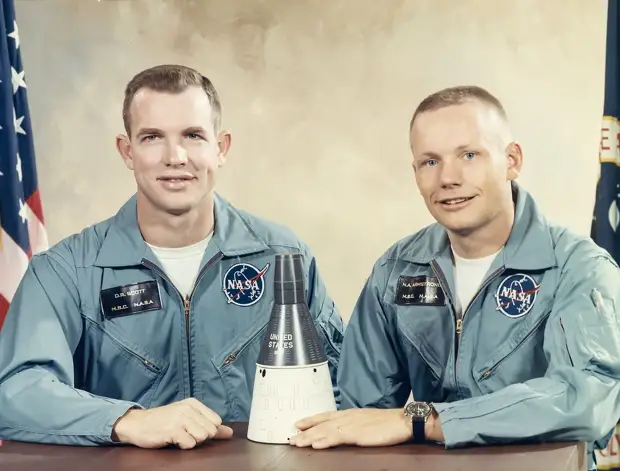 1966, март. Астронавты Нил Армстронг и Дэвид Скотт, Джемини-8. Экипаж совершил первую в мире стыковку в ручном режиме.