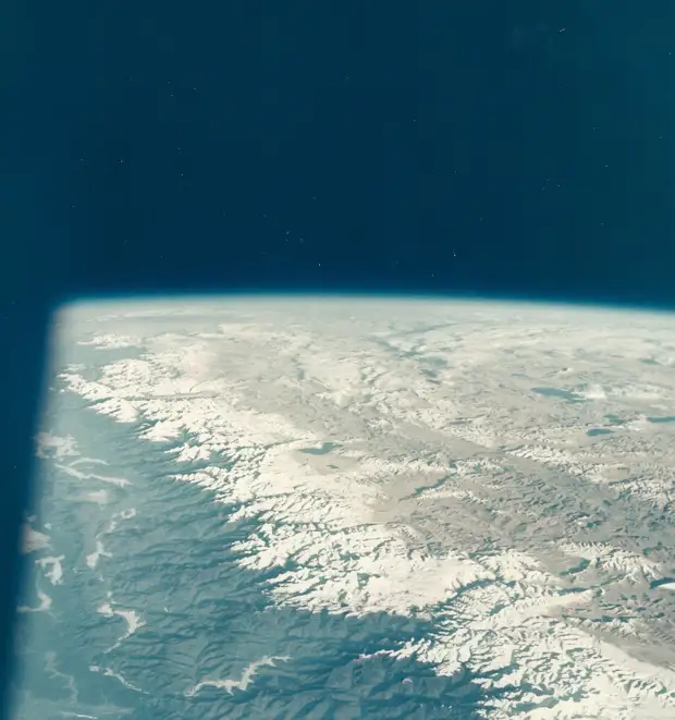 1968, октябрь.  Самые высокие горы Земли (Эверест) с борта «Аполлона-7»