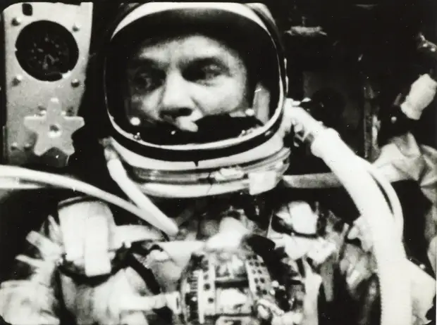 21. 1962. 20 февраля. Джон Гленн внутри кабины «Меркурий-Атлас»-6 (Friendship 7). Первый орбитальный космический полёт, совершенный гражданином США. Первое приземление человека в кабине космического аппарата после орбитального полета