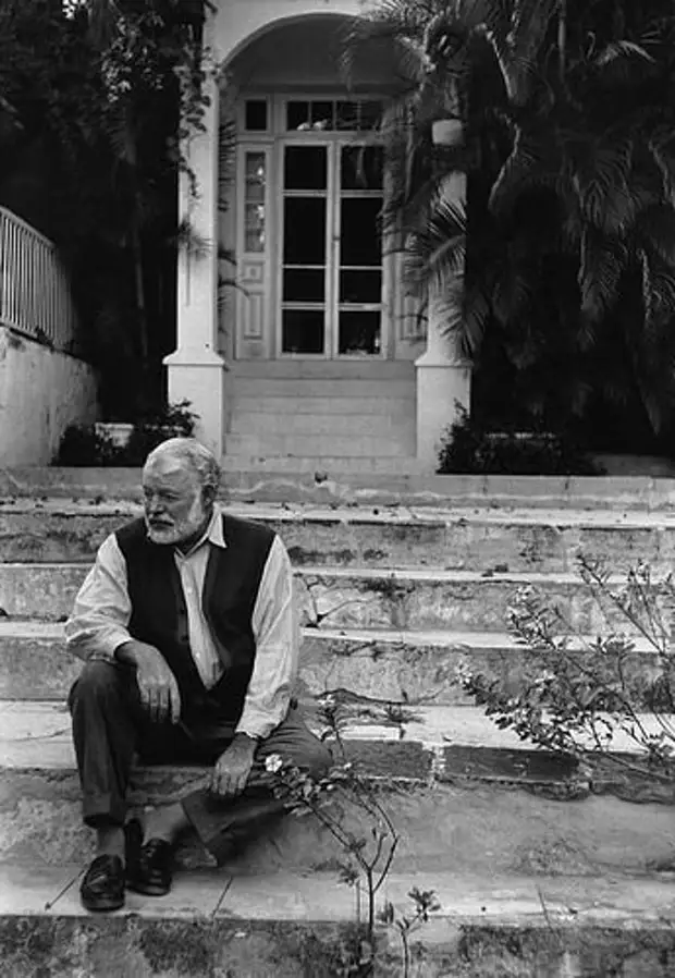 Эрнест Хемингуэй в своем доме на Кубе 1954 год.