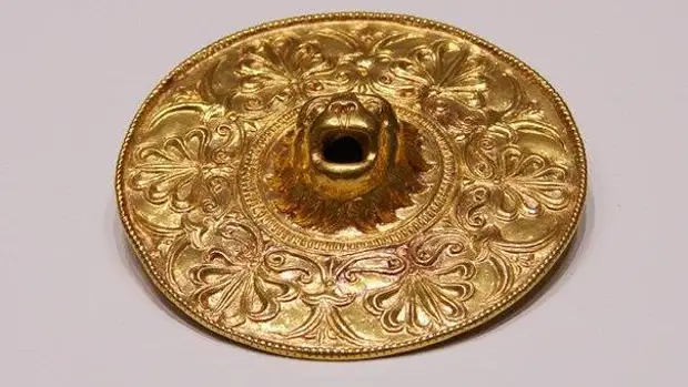 Шлем, меч,поножи фракийского правителя 330-300год до н.э Золото и серебро. Болгария.