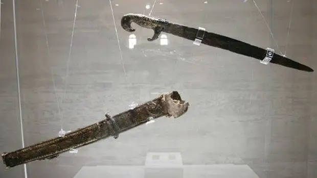 Шлем, меч,поножи фракийского правителя 330-300год до н.э Золото и серебро. Болгария.