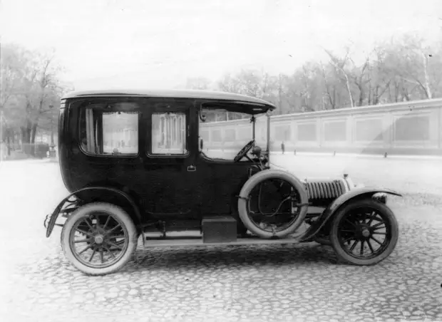 05. Придворный автомобиль, принадлежащий императорской фамилии, около Александринского театра. 1910-1914.