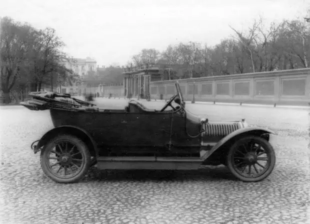 06. Открытый автомобиль, принадлежащий императорской фамилии, около Александринского театра. 1910-1914.