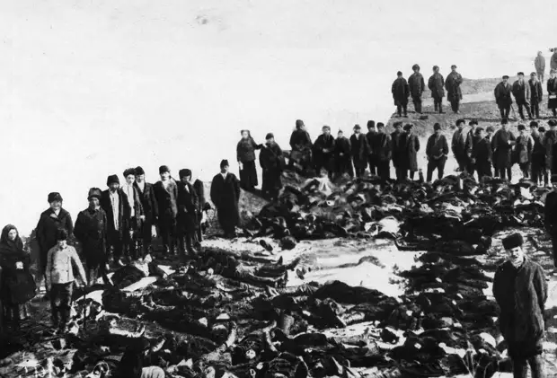 02. Родственники и друзья у тел убитых рабочих Ленских золотых приисков. 4 апреля 1912