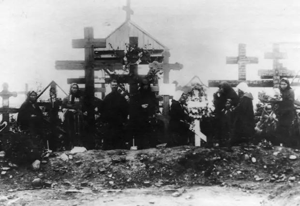 06. Родственники на могилах расстрелянных рабочих. 1912