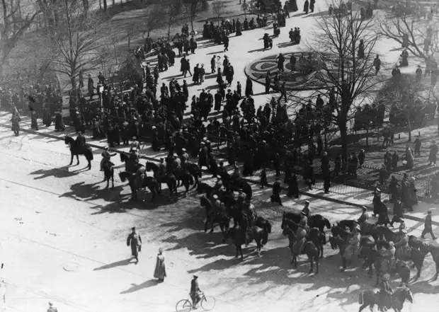 11. Демонстрация протеста на Невском проспекте. 15 апреля 1912. Санкт-Петербург