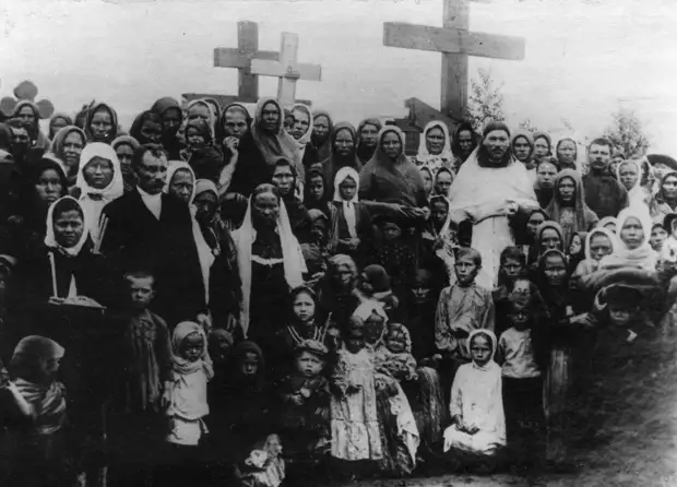 05. Группа женщин на могилах расстрелянных рабочих. 1912
