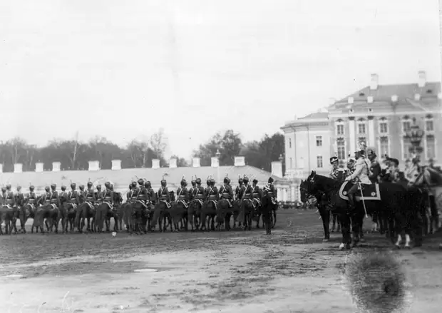 12. Лейб-гвардии Гусарский его величества полк проходит маршем мимо императора Николая II и германского принца Фридриха-Вильгельма