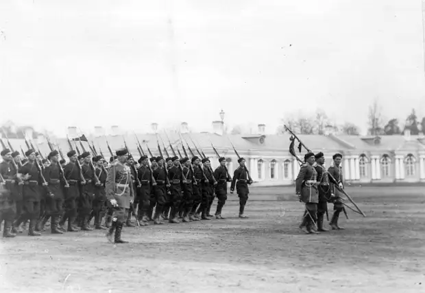 14. Пехотная часть проходит маршем на параде войск