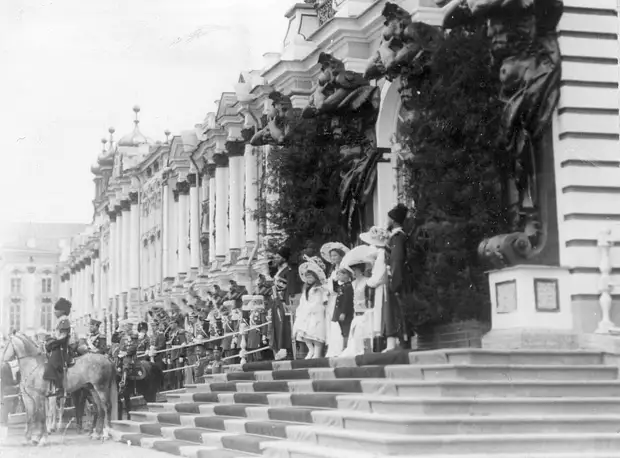 16. Члены императорской фамилии на лестнице Екатерининского дворца наблюдают за парадом
