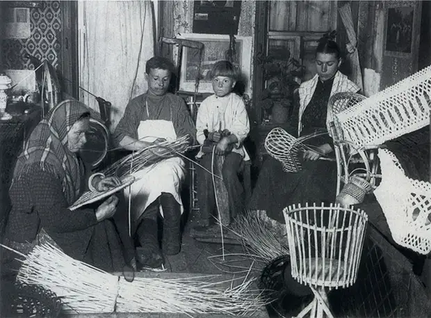 Семья за плетением корзин.