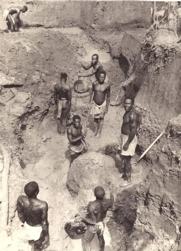 «Работай, негр, солнце еще высоко!» Труд рабочих на шахте в Африке. 1930-е.