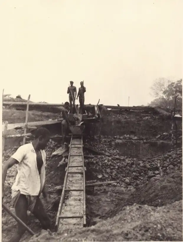 «Работай, негр, солнце еще высоко!» Труд рабочих на шахте в Африке. 1930-е.
