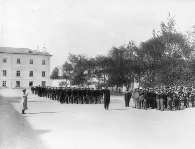 10. Военные занятия воспитанников перед зданием института