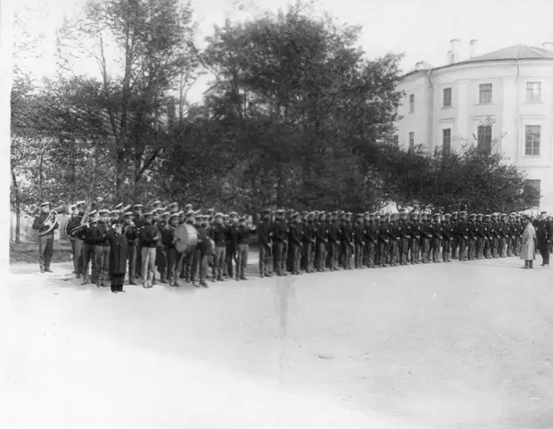 09. Военные занятия воспитанников перед зданием института