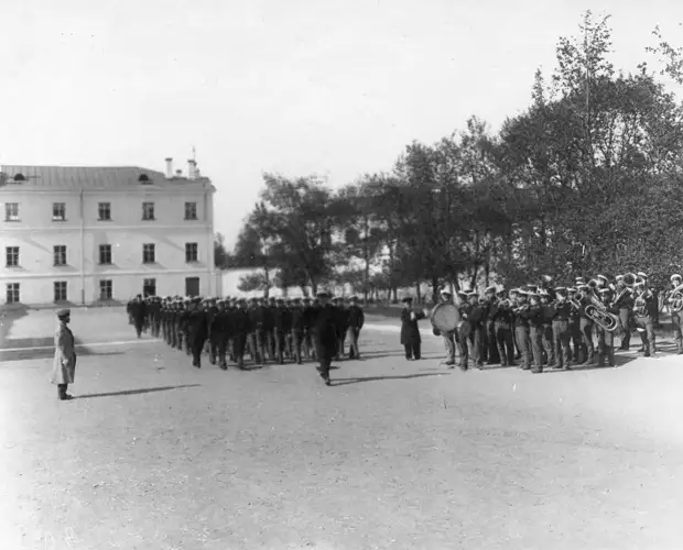 11. Военные занятия на плацу перед зданием института