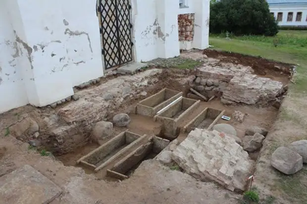 Каменные саркофаги, обнаруженные в Юрьевом монастыре