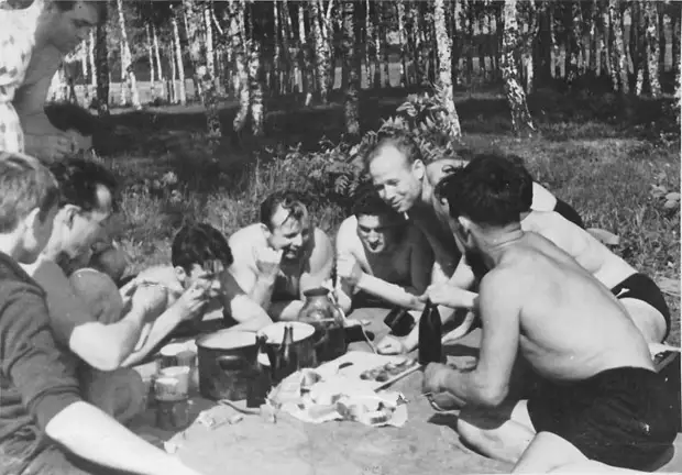 Первые Советские космонавты на пикнике в Долгопрудном.