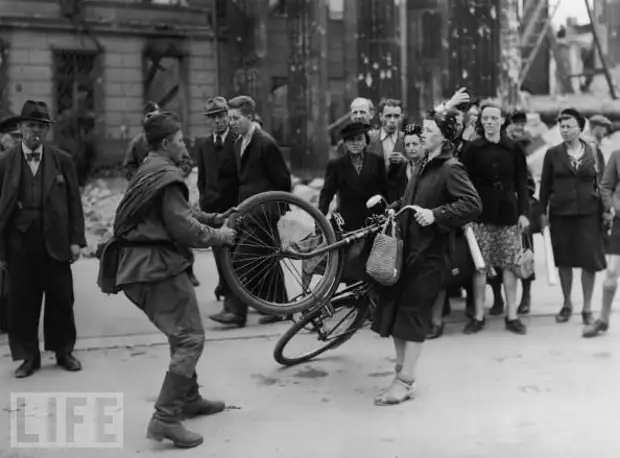 Деконструкция мифа, или "Советский солдат отбирает у немки велосипед"